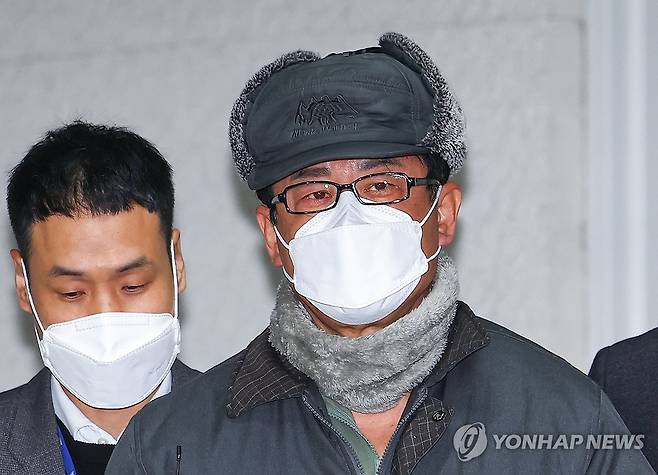 '계엄 모의' 검찰 송치되는 노상원 전 정보사령관 (서울=연합뉴스) 서대연 기자 =  '12·3 비상계엄' 기획에 관여한 혐의로 구속된 노상원 전 국군정보사령관이 24일 오전 서울 은평구 서울서부경찰서에서 검찰로 송치되고 있다. 2024.12.24 dwise@yna.co.kr