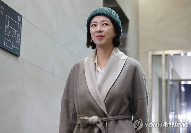 피습 이후 첫 공개 활동 나선 배현진 의원 (서울=연합뉴스) 김성민 기자 = 국민의힘 배현진 의원이 2일 오후 서울 송파구 송파책박물관에서 열린 '2024 설날맞이 희망콘서트'에 참석하기 위해 들어서고 있다.
    지난달 25일 강남구 신사동 한 건물에서 중학생으로부터 공격당해 입원 치료를 받은 배 의원은 이날 피습 이후 첫 공개 활동에 나섰다. 2024.2.2 ksm7976@yna.co.kr