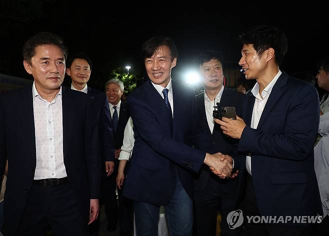 지지자들과 인사하는 조국 전 대표 [연합뉴스 자료사진]