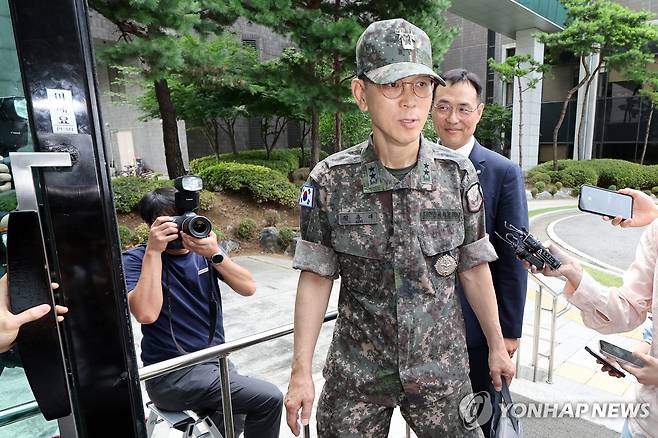 특검 출석하는 김용대 드론작전사령관 (서울=연합뉴스) 이동해 기자 = 김용대 드론작전사령관이 17일 내란특검 사무실이 마련된 서울 서초구 서울고검에 조사를 받기 위해 출석하며 취재진 질의에 답하고 있다. 2025.8.17 eastsea@yna.co.kr