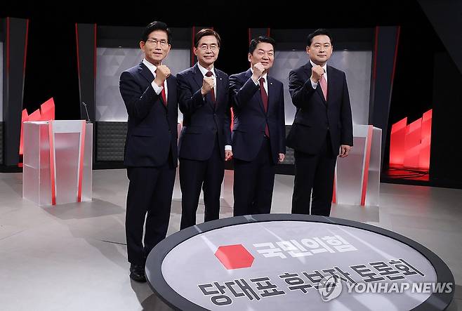 2차 텔레비전 토론회에서 기념촬영하는 국민의힘 당 대표 후보들 (서울=연합뉴스) 국민의힘 당 대표 선거에 출마한 후보들이 17일 서울 여의도 KBS에서 열린 2차 텔레비전 토론회에 앞서 기념 촬영을 하고 있다. (왼쪽부터) 김문수, 조경태, 안철수, 장동혁 후보. 2025.8.17 [국회사진기자단] hkmpooh@yna.co.kr