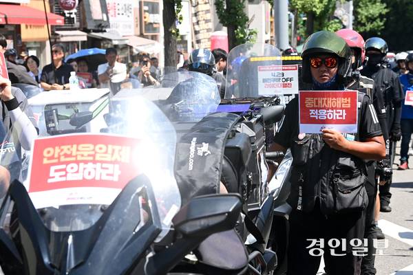 민주노총공공운수노조 라이더유니온 조합원들이 12일 오후 군포시에서 열린 산재사망 배달노동자 추모행진에서 배달플랫폼사를 규탄하며 구호를 외치고 있다. 2025.8.12 /최은성기자 ces7198@kyeongin.com