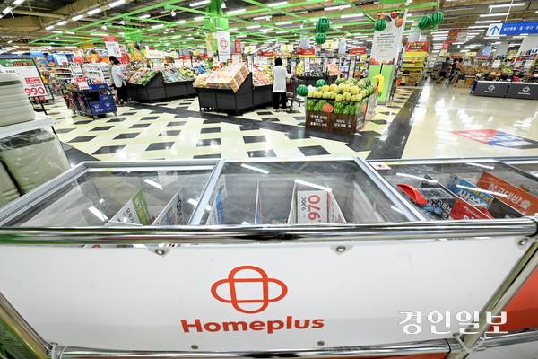 기업회생 절차를 밟고 있는 홈플러스가 임대료 조정 협상에 진전이 없는 전국 15개 점포에 대한 순차적 폐점을 결정했다. 사진은 17일 수원시내 한 홈플러스 모습. 2025.8.17 /최은성기자 ces7198@kyeongin.com