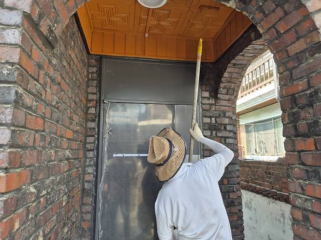 독립유공자 강익승 지사의 손녀 강점순 씨 집에서 집수리 공사가 이뤄지고 있다. 사진=수원시청