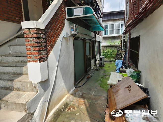 18일 오전 수원 고색동 반지하 주택 전경. 이보현 기자