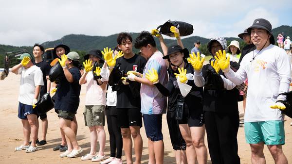 주섬주섬 음악회 인기 프로그램 '맨손대하잡이'에 참여하는 신청자들이 손을 흔들며 인사하고 있다. 2025.8.16 [경인방송DB]