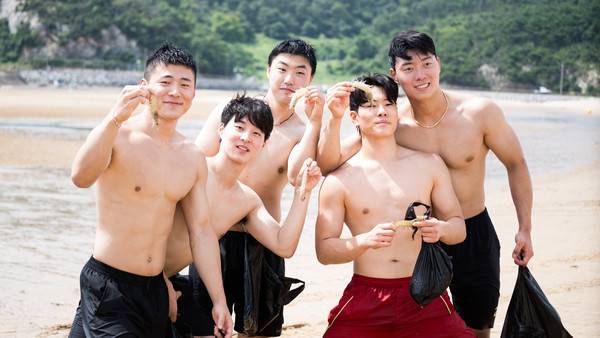 '덕적도에 나타난 대하잡이 사자보이스?' 주섬주섬 음악회 맨손대하잡이 참가자들이 대하를 들어보이고 있다. 2025.8.16 [경인방송DB]