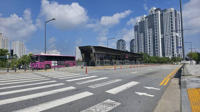 세종시 신도심 비알티 중심도로 전경. 열섬 현상과 미세먼지, 기후위기 대응은 숙제로 남겨져 있다. 사진=이희택 기자.