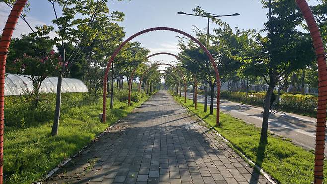 중앙공원 내 이용자를 위한 쿨링 포그 설치 구조물. 사진=이희택 기자.