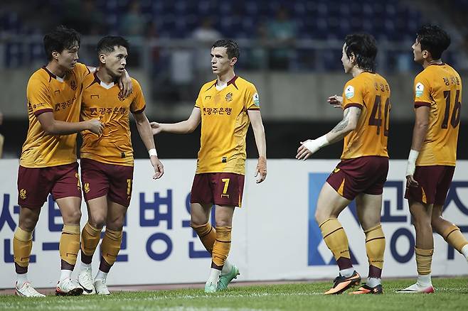 지난 17일 열린 대전과의 홈 경기에서 골을 터뜨린 헤이스가 동료들의 축하를 받고 있다.<광주Fc 제공>
