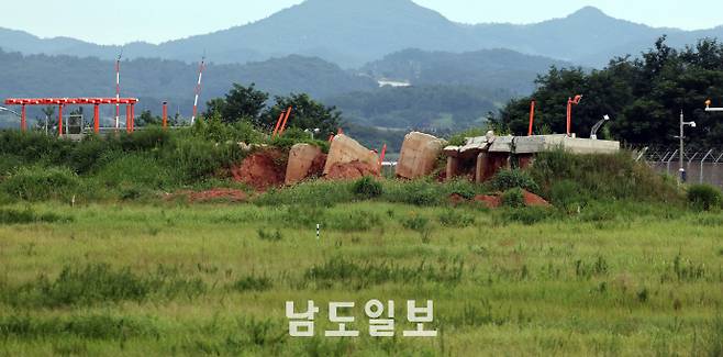 전남 무안국제공항 로컬라이저 둔덕 철거 공사 현장에 풀이 무성하게 자라있다./임문철 기자 35mm@namdonews.com