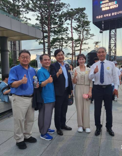 ◇지난 15일 광화문 광장에서 열린 국민임명식 행사 전 김도균 도당위원장, 유정배 춘천-철원-화천-양구을지역위원장을 비롯한 도내 인사들이 기념촬영을 하고 있다.