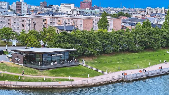 도야마역에서 10분만 걸으면 세계에서 가장 아름다운 스타벅스가 있는 간스이공원에 도착한다. 과거 후간 운하를 더 이상 사용하지 않게 되자 새롭게 정비해 시민들이 즐길 수 있는 도시 수변공간으로 만들어 후간운하공원이라고도 불린다. 사진은 공원 다리 전망대에서 바라본 전경.