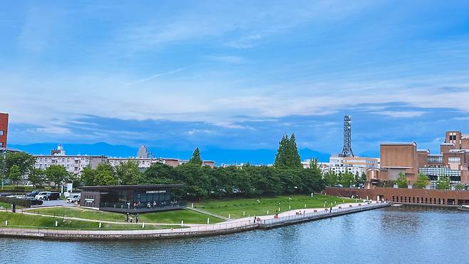 도야마역에서 10분만 걸으면 세계에서 가장 아름다운 스타벅스가 있는 간스이공원에 도착한다. 과거 후간 운하를 더 이상 사용하지 않게 되자 새롭게 정비해 시민들이 즐길 수 있는 도시 수변공간으로 만들어 후간운하공원이라고도 불린다. 사진은 공원 다리 전망대에서 바라본 전경.