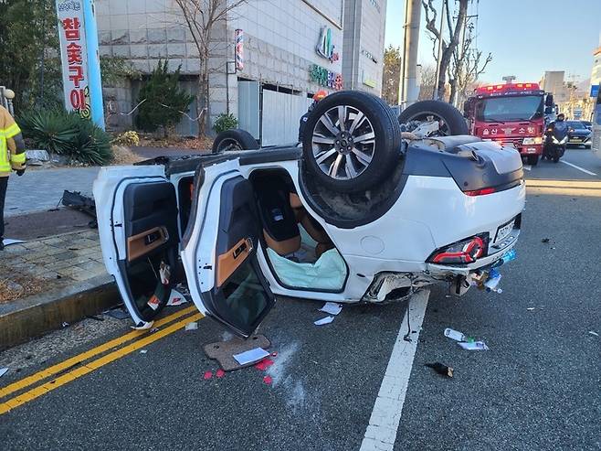 지난 1월 13일 오전 9시께 울산 남구 무거동의 한 도로에서 20대 중국인 남성이 차를 훔쳐 달아나다 추돌사고를 내고 차량이 전복되는 사고가 발생했다. 울산소방 제공