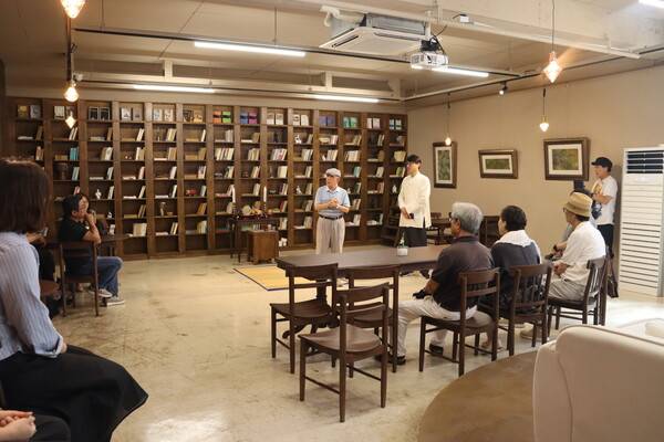 통영 '제3의공간' 2층 플레이로그 살롱 내부. /주성희 기자