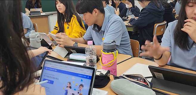 대구 영신고등학교 학생들이 AIDT를 활용해 수업 중이다. /대구시교육청 제공