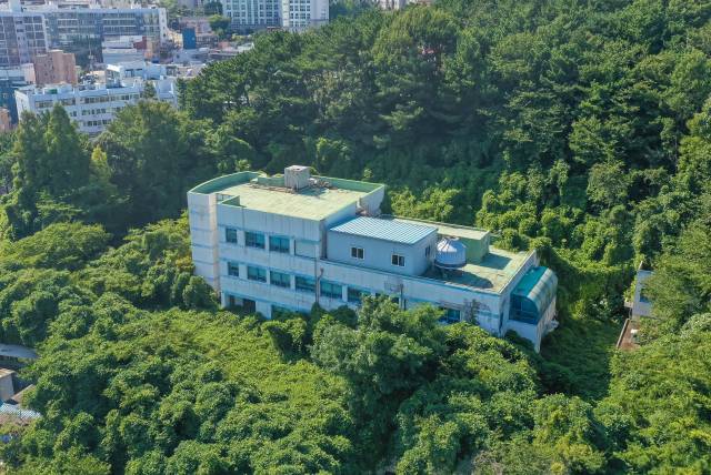 17일 부산 영도구 동삼동 국립과학수사연구원 남부분원 옛 건물. 이 건물은 2011년 남부분원이 양산으로 이전한 이후 계속 방치돼 있다. 김종진 기자 kjj1761@
