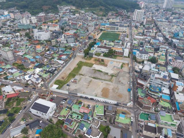 18일 남해군 신청사 공사 현장 모습. 현장 주변으로 가설울타리 설치가 마무리됐다. 남해군 제공