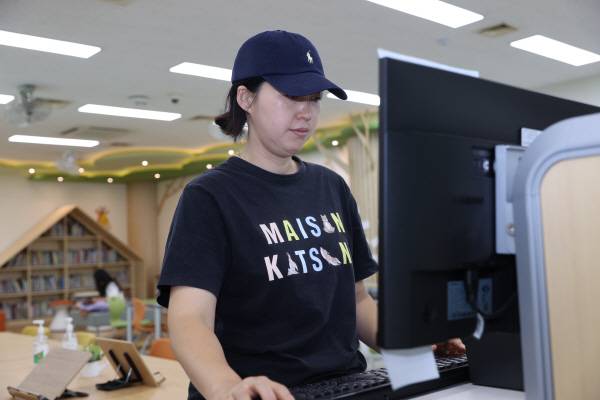 18일 대구 남부도서관을 찾은 한 이용자가 도서를 검색하고 있다.김영환 기자 yhk@kyongbuk.com