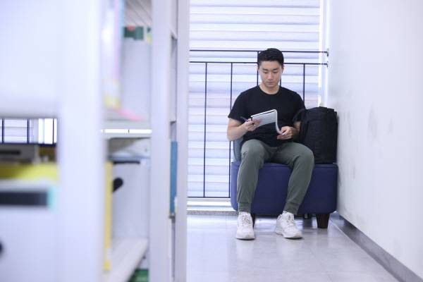 18일 대구2·28기념학생도서관 한켠 가장자리에 자리한 청년이 노트를 보고 있다.김영환 기자 yhk@kyongbuk.com