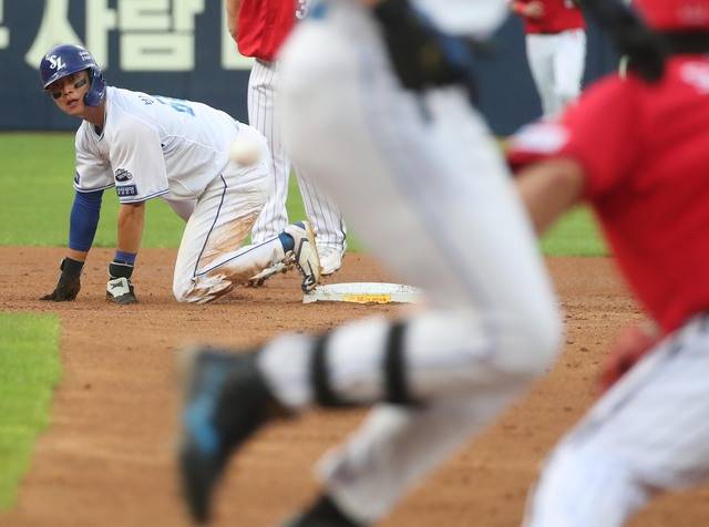지난 13일 대구 라이온즈 파크에서 열린 프로야구 2025 신한 SOL 뱅크 KBO리그 KIA 타이거즈와 삼성 라이온즈의 경기에서 1회말 1사 주자 1루 상황에서 타석에 들어선 삼성 구자욱이 땅볼을 친 뒤 수비실책으로 전력 질주하고 있다. 1루 주자 박승규가 2루에 안착한 뒤 구자욱을 바라보고 있다.