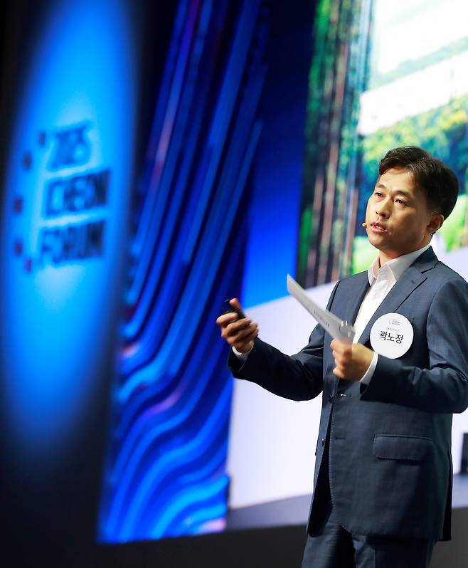 곽노정 SK하이닉스 대표이사 사장이 18일 서울 광진구 워커힐 호텔에서 열린 '이천포럼 2025'에서 개막 연설을 진행하고 있다./사진=SK