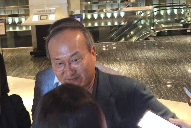 이석희 SK온 사장이 18일 서울 광진구 워커힐 호텔에서 열린 'SK 이천포럼' 행사장으로 입장하고 있다./사진=강민경 기자