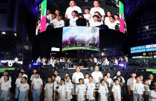 16일 대전 원도심 일원에서 2025년 대전 0시 축제 폐막식 행사가 진행되고 있다. (사진=대전시 제공)