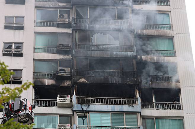 17일 서울 마포구 창전동 한 아파트에서 화재가 발생해 소방대원들이 잔불을 정리하고 있다. (사진=뉴시스)