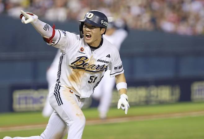 17일 서울 잠실구장에서 열린 KIA 타이거즈와 경기에서 8회말 2타점 적시타를 때려낸 뒤 포효하는 두산 베어스 조수행