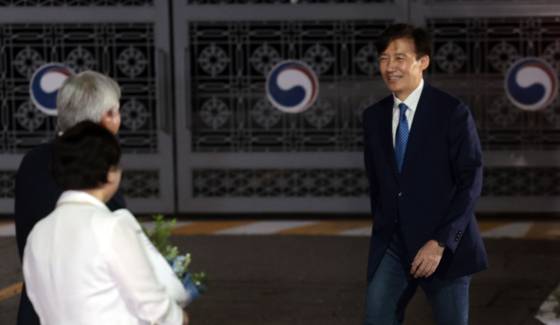 조국혁신당 조국 전 대표가 지난 15일 서울 구로구 남부교도소에서 광복절 특별사면·복권 조치로 출소하며 김선민 당 대표 권한대행과 인사하고 있다. 〈사진=연합뉴스〉