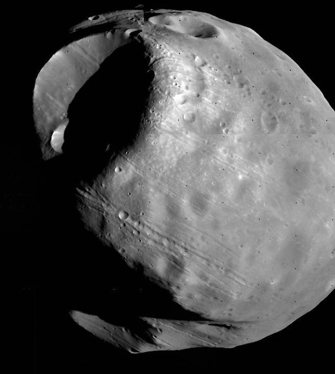 화성이 위성 포보스. (출처: Composited by: NASA / Dr. Edwin V. Bell, II (NSSDC/Raytheon ITSS)Original images: NASA / Viking 1 Orbiter, 1978, Public domain, via Wikimedia Commons)
