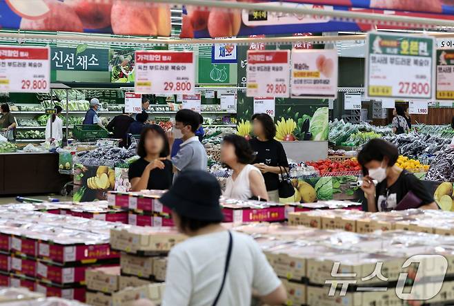 5일 서울의 한 대형마트에서 시민들이 장을 보고 있다. 2025.8.5/뉴스1 ⓒ News1 구윤성 기자