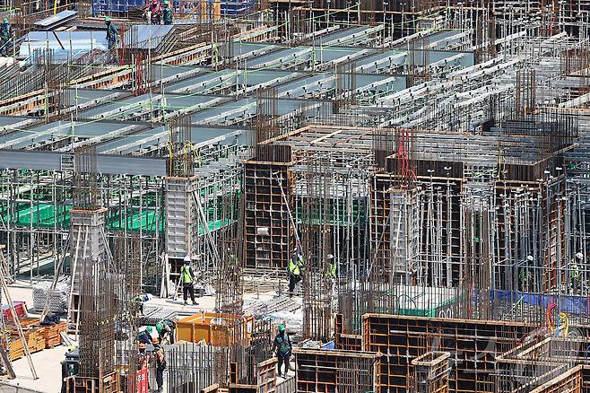 서울 시내 한 아파트 건설현장에서 노동자들이 작업하는 모습. /뉴스1 ⓒ News1 김도우 기자
