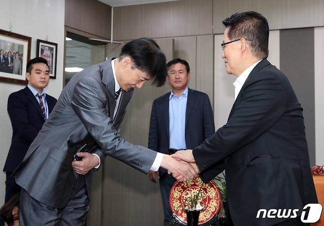 2019년 9월 19일 당시 조국 법무부장관이 서울 여의도 국회 의원회관에서 박지원 대안정치연대 의원을 만나 인사하고 있다. 2019.9.19/뉴스1 ⓒ News1 이종덕 기자