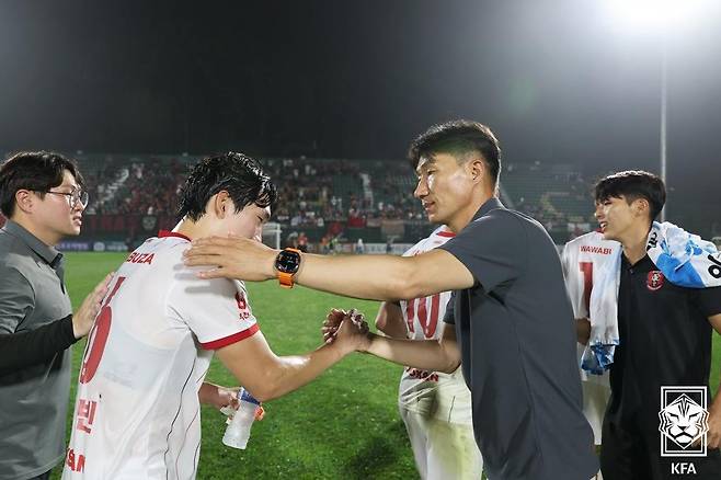 승리 후 기뻐하는 부천 선수들과 이영민 감독(대한축구협회 제공)