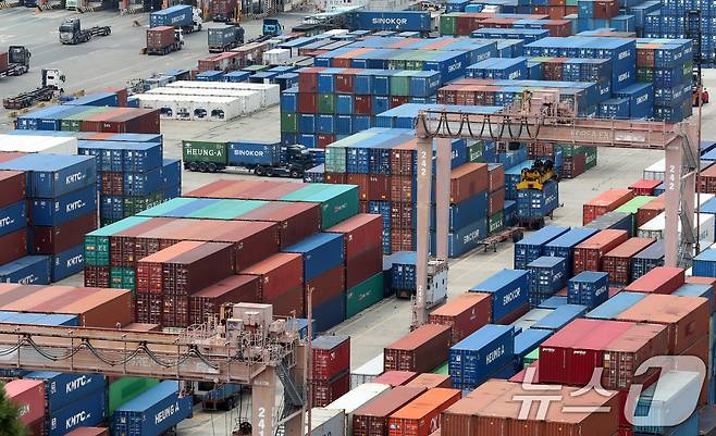 부산항 신선대 부두 야적장. <자료사진>  2025.8.11/뉴스1 ⓒ News1 윤일지 기자