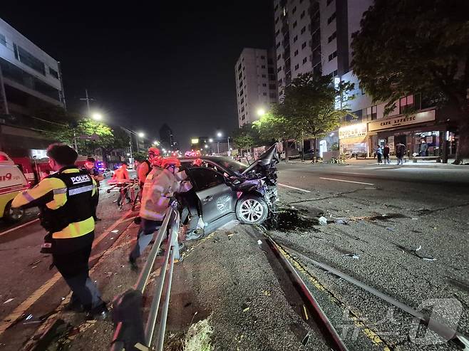 지난 5월 8일 오전 4시 25분쯤 인천시 남동구 구월동 편도 4차로 도로에서 20대 A 씨가 운전하던 벤츠 승용차가 중앙선을 넘어가 마주 오던 QM6 스포츠유틸리티차(SUV)와 충돌했다. 2025.5.8/뉴스1 ⓒ News1 박소영 기자