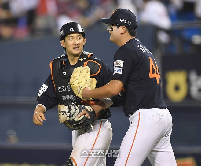 한화 김서현과 최재훈과 웃어 보이고 있다. 잠실 | 최승섭기자 thunder@sportsseoul.com