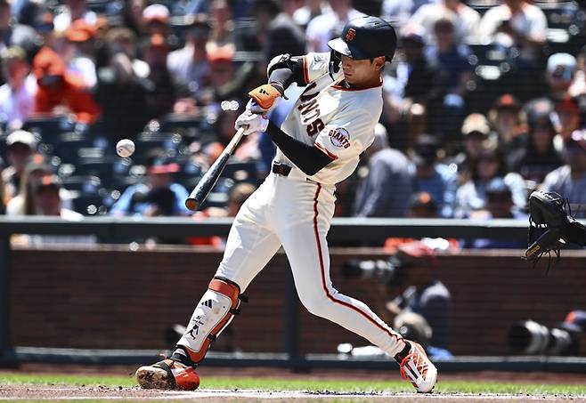 이정후가 18일(한국 시간) 미국 캘리포니아주 샌프란시스코 오라클 파크에서 열린 2025 메이저리그(ML) 정규시즌 탬파베이전 1회말에 안타를 치고 있다. 사진 | AP 연합뉴스