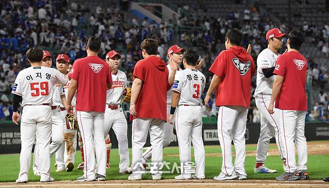 SSG 선수들이 6일 인천SSG랜더스필드에서 열린 2025 KBO리그 삼성과 경기에서 승리한 후 하이파이브 하고 있다. 문학 | 박진업 기자 upandup@sportsseoul.com