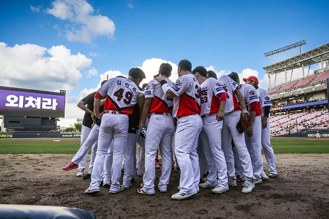 KIA 선수들이 광주-기아 챔피언스 필드에서 열린 2025 KBO리그 SSG전에 앞서 미팅을 하고 있다. 사진 | KIA 타이거즈