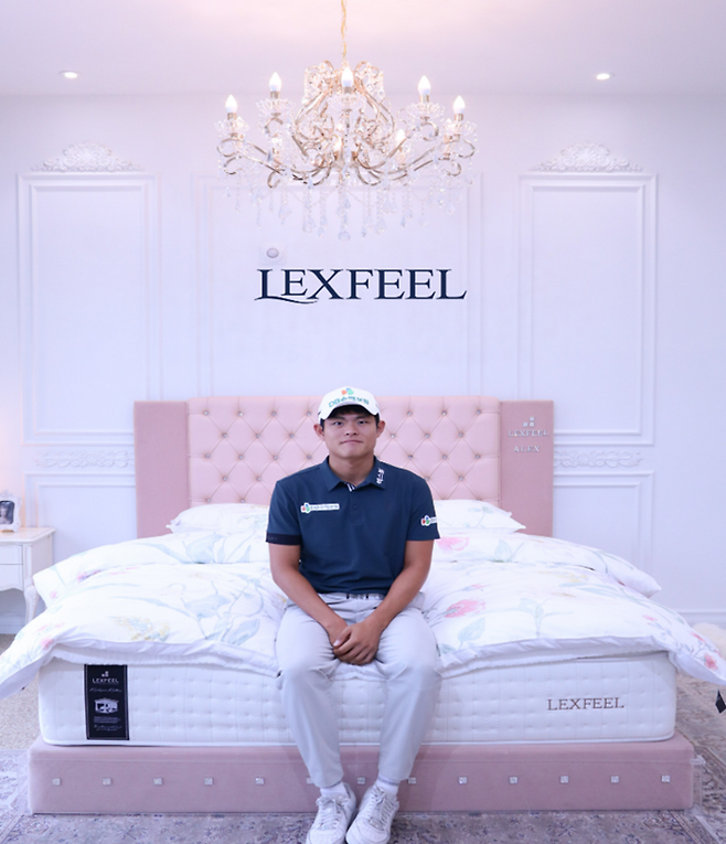 장희민이 렉스필과 후원계약을 체결하고 럭셔리 침대에 걸터 앉아 포즈를 취하고 있다. 사진 | 렉스필