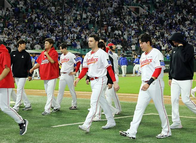 30일 인천SSG랜더스필드에서 열린 2025 KBO리그 삼성전에서 6-6 무승부 거둔 SSG 선수들이 팬들에게 인사한 뒤 더그아웃으로 향하고 있다. 사진 | SSG 랜더스