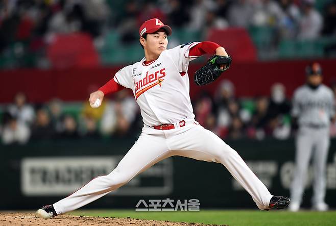 SSG 최민준이 15일 인천 SSG랜더스필드에서 열린 2025 KBO리그 한화와 경기 8회초 등판해 힘차게 공을 던지고 있다. 문학 | 박진업 기자 upandup@sportsseoul.com