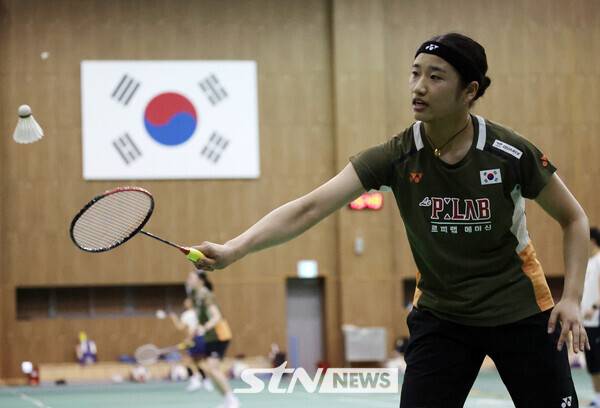 Ahn Se -young, the world's No. 1 women's badminton world ranking, is training at the national athlete's village in Jincheon -gun, Chungbuk on the afternoon of 18th. /Photo = Newsis