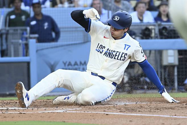 LA 다저스 오타니 쇼헤이가 지난 17일(한국시각) 다저스타디움에서 열린 샌디에이고 파드리스전에서 2회말 볼넷으로 출루한 뒤 후속타 때 홈으로 슬라이딩해 득점을 올리고 있다. AP연합뉴스