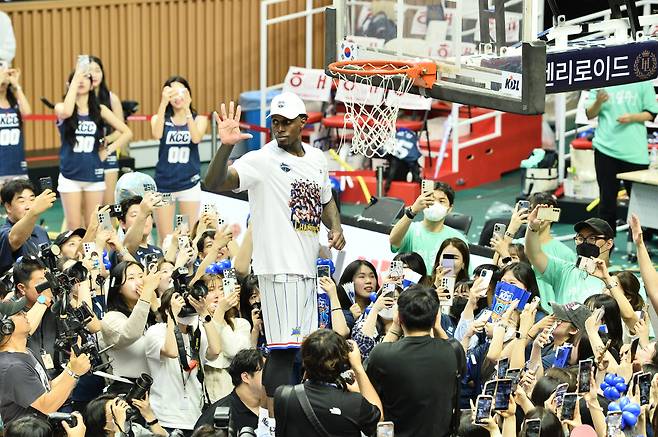 2023~2024시즌 KCC 챔피언 등극 당시 라건아. 사진제공=KBL