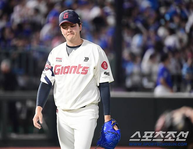 17일 부산 사직구장에서 열린 롯데와 삼성의 경기. 8회초 1사 만루. 삼성 김영웅이 롯데 김원중을 상대로 동점 만루홈런을 날렸다. 동점을 허용한 김원중. 부산=송정헌 기자songs@sportschosun.com/2025.08.17/
